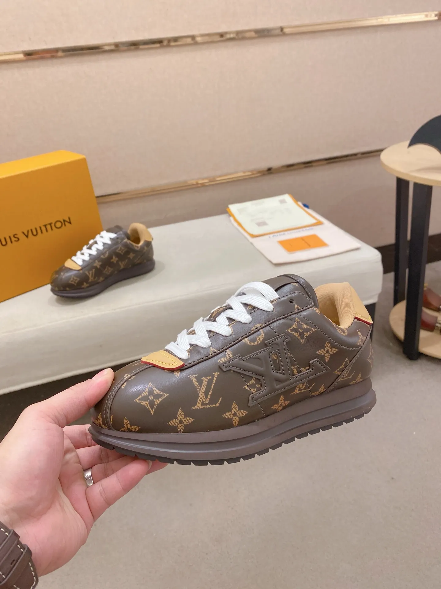 Men's shoes💰: Couple style 700💰LOUIS VUITTON Footint Soccer sneakers‼ ️ The top version, the same sneakers for LV couples. You will look fashionable when you wear them. This Footint Soccer sneaker was unveiled in the 2025 spring and summer series fashion show. The tongue is embellished with the Lvers United badge inspired by the football team. The rubber sole of the foot is decorated with multiple Louis Vuitton logos. The original latest packaging. Fabric: original imported cowhide. Lining: original imported breathable mesh. Foot pad: original injection molding pad. Outsole: original molded T combination outsole. Size: 35-45.